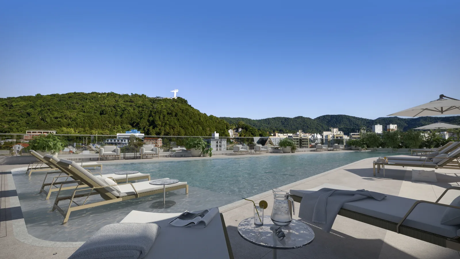 Piscina adulto externa com deck e espreguiçadeiras