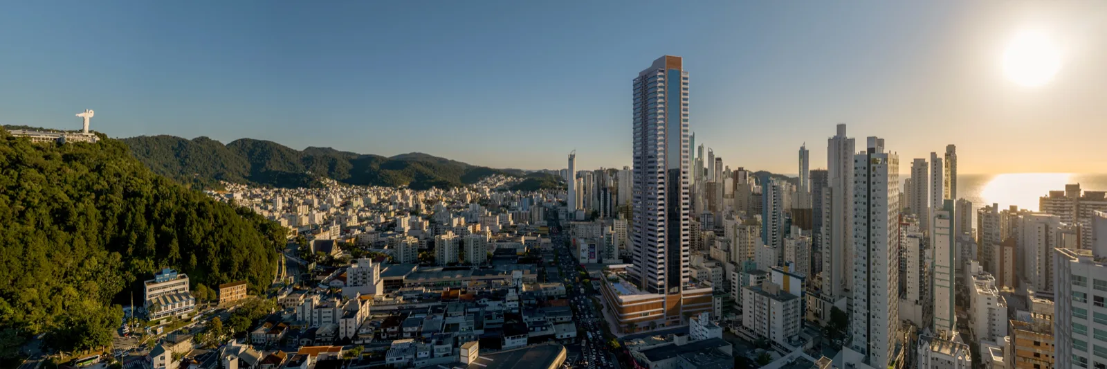 Vista aérea do empreendimento La Città no contexto urbano