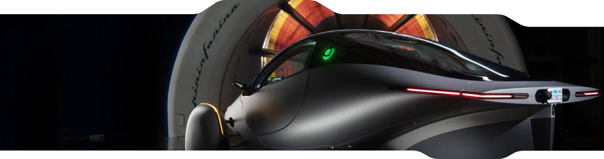Veiculo conceitual em ambiente industrial com assinatura Pininfarina